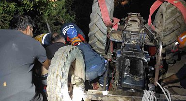 Devrilen traktörün altında kalan sürücü kurtarıldı