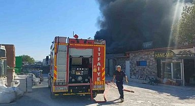 Edremit Yolören'de korkutan yangın: 5 iş yeri zarar gördü