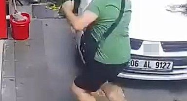 El freni çekilmeyen otomobil kaldırıma çıktı, yaya ezilmekten son anda kurtuldu