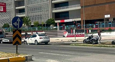Elazığ'da otomobil ile motosiklet çarpıştı: 3 yaralı