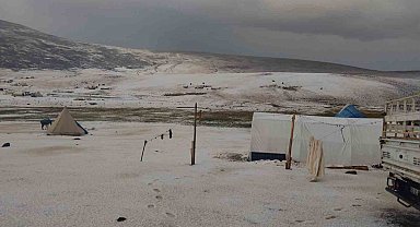 Erzincan yaylalarında dolu yağışı kar gibi araziyi beyaza bürüdü