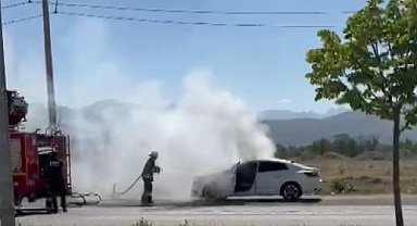Erzincan'da bakım için servise götürülen otomobil yandı