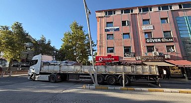 Erzincan'da tırın dorsesi aydınlatma direğine çarptı
