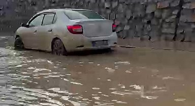 Erzurum-Artvin Karayolunda sel: Dereler taştı, bir araç mahsur kaldı