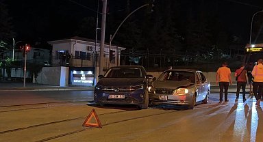 Eskişehir'de iki otomobil çarpıştı: 2 yaralı