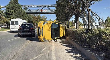 Eskişehir'de ticari taksi ile SUV çarpıştı: 2 sürücü yaralandı