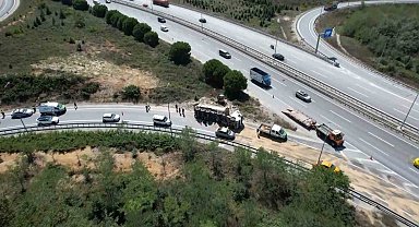 Eyüpsultan'da hafriyat kamyonu devrildi: 1 yaralı