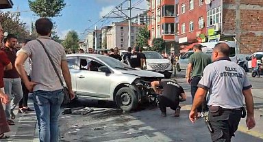 Güngören'de otomobil kaldırıma çıktı: 2 yayaya çarptı