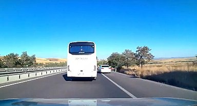 Güvenlik şeridini ihlal edip makas atan otomobil trafiği tehlikeye düşürdü