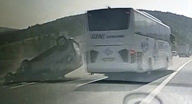 Hafif ticari araç, yolcu otobüsünün önüne savruldu