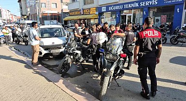 Hafif ticari aracın çarptığı motosikletli polis yaralandı