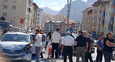 Hakkari'de iki araç çarpıştı: 1 yaralı
