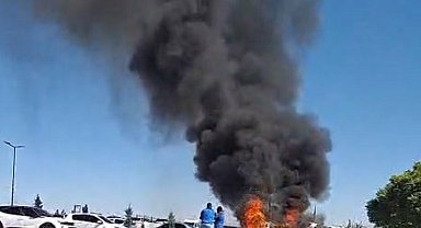 Hastane otoparkında yanan araç kullanılmaz hale geldi
