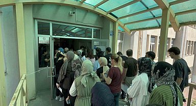Hastanede tedavi gördüğü yatağından kalktı, kızına destek olmak için sınav merkezine gitti