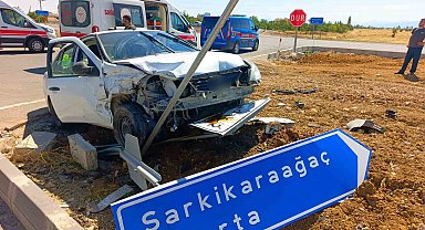 İki otomobil kavşakta çarpıştı: 7 yaralı