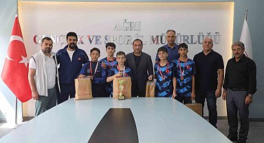 İl Müdürü Ahmet Çelebi'den Türkiye Üçüncüsü Badminton takımına tebrik