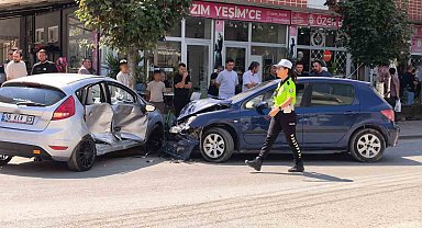 İnegöl'de iki otomobil kafa kafaya çarpıştı