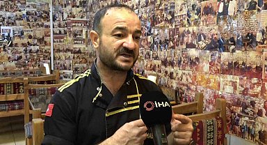 İp üzerine astığı 2 fotoğrafla başlayan hikayeyi müşterisinin sorusuyla sürdüren esnaf, iş yerinde yüzlerce müşterisinin fotoğrafını bulunduruyor