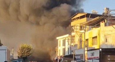 İzmir'de iş yeri yangını: Patlama sesleri paniğe neden oldu
