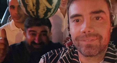 Kafasındaki karpuzla Murat Dalkılıç'la fotoğraf çektirdi