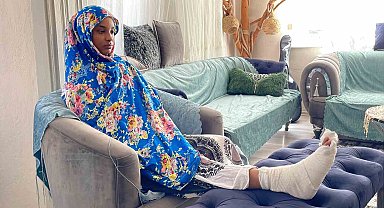 Kaldırımda yürürken üzerine PVC kapı düşen genç kadın o anları anlattı