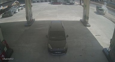 Kamyonet tadilatta olan benzinliğe uçtu