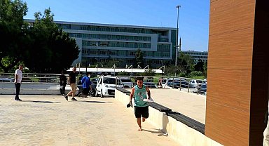 Kan ter içinde elide terlikle yalınayak koşarak geldiği sınavı saniyelerle kaçırdı