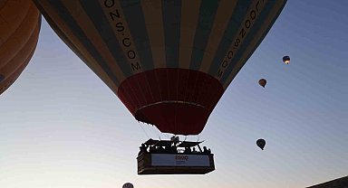 Kapadokya'da balonlar rahim ağzı kanserine karşı farkındalık için havalandı