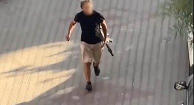 Kapısına pompalı tüfekle dayandı, sokakta terör estirdi
