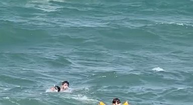 Karaburun'da akıntıya kapılarak boğulma tehlikesi geçirdi: Cankurtaran yetişti