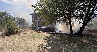 Kastamonu'da örtü yangını bağ evlerini küle çeviriyordu