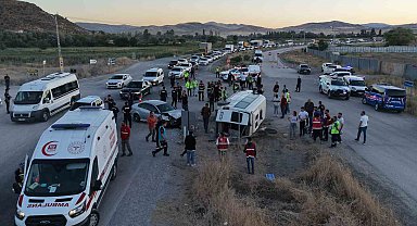 Kırıkkale'de işçi servisi ile otomobil çarpıştı: 14 yaralı