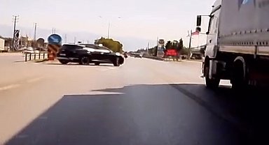 Kırmızı ışık ihlali yapan cipe motosiklet çarptı: Ölümden döndü