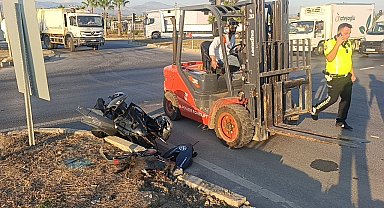Kırmızı ışık ihlali yapan ticari taksiyle motosiklet çapıştı: 1 yaralı