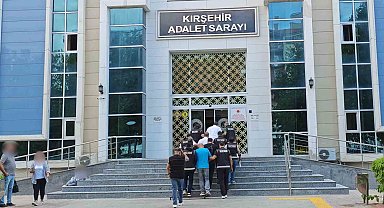 Kırşehir'de iş yerine çağırdıkları kişileri dövüp gasp ettikleri iddiasıyla 4 şüpheli tutuklandı