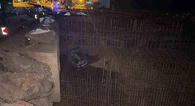 Kontrolden çıkan otomobil, 5 metre yükseklikten alt geçit inşaatının temeline uçtu: 2 yaralı