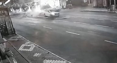 Kontrolden çıkan otomobil refüje çıktı