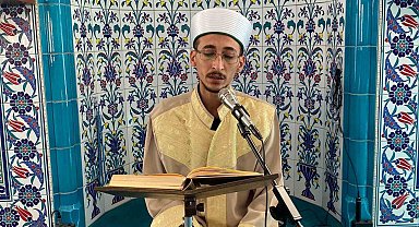 Konuşurken kekeleyen vekil imam hatip, Kur'an-ı Kerim'i ve duaları takılmadan okuyor