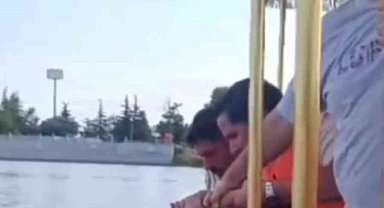 Köprüden nehre düşen adamı, gezi teknesindeki vatandaşlar kurtardı
