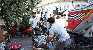 Kuşadası'nda sokağa hurda ve atık bırakanlara zabıta müdahalesi