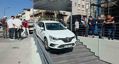 Kütahya'da ilginç kaza: Otomobil marketin merdivenlerinde asılı kaldı