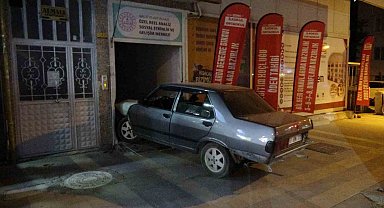 Malatya'da kontrolden çıkan otomobil dershaneye girdi