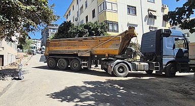 Maltepe'de dar sokakta inşaat çilesi: Mikserler yolu kapattı, sürücüler kornalarla isyan etti