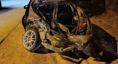 Manavgat'ta karşı şeride geçen otomobil otobüse çarptı: 1 yaralı