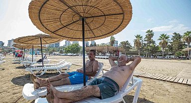 Mersin'de emekliler deniz ve güneşin tadını çıkardı