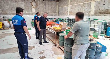 Mersin'de sağlıksız şartlarda üretilen tonlarca turşuya el konuldu