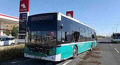Minibüsün yolcu otobüsüne çarptığı kaza kamerada