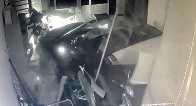 Otomobil, iş yerine girdi: O anlar kameraya yansıdı