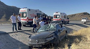 Otomobil kontrolden çıktı, 5 kişi yaralandı