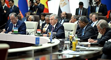 Özbekistan Cumhurbaşkanı Mirziyoyev: "Bölgesel projelerin birbiriyle rekabet etmediği, tersine birbirini tamamladığı çok kutupluluğu destekliyoruz"